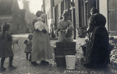 124995 Afbeelding van enkele vrouwen tijdens het inmaken van andijvie in de Bergstraat te Utrecht.